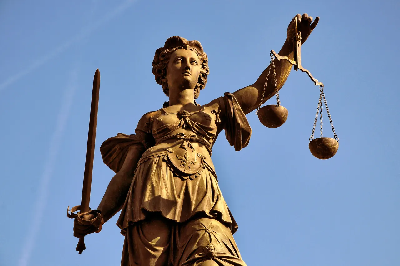 Justitia auf dem Justitiabrunnen am Frankfurter Römerberg